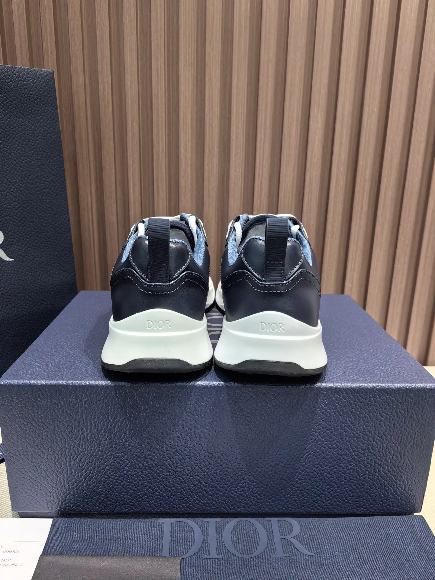 Factory price: 440💰 🔍Top purchasing agent🇮🇹 Dior's super-popular sports shoes, popular for street men, are synchronized with the new product counters. The uppers are made of Italian original imported cowhide and matched with D's customized fabrics. It is a must-have for fashionistas. The complex craftsmanship is perfectly reproduced. Imported soft cowhide foot pads, soles: original soles specially provided by the original factory, exclusive movable molded soles are super comfortable, original factory follow-up goods, 🔍🔍high quality, you can enter and exit the counter at will, welcome to compare, code number 38-45 (46 can be customized and cannot be returned or exchanged)